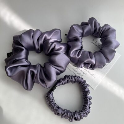 Trijų dydžių šilko plaukų gumytės. Gumytės šviesios violetinės spalvos su pilku atspalviu