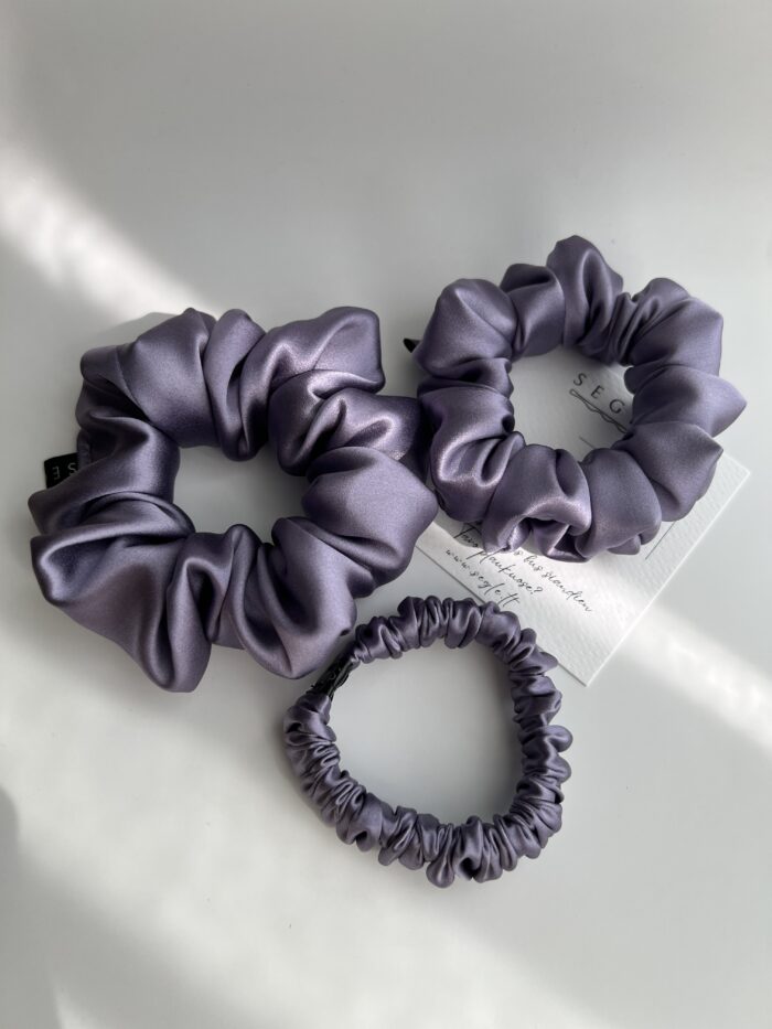 Trijų dydžių šilko plaukų gumytės. Gumytės šviesios violetinės spalvos su pilku atspalviu