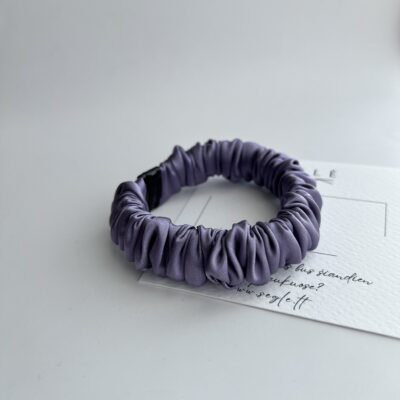 Natūralaus šilko levandų spalvos nedidelė plaukų gumytė baltame fone