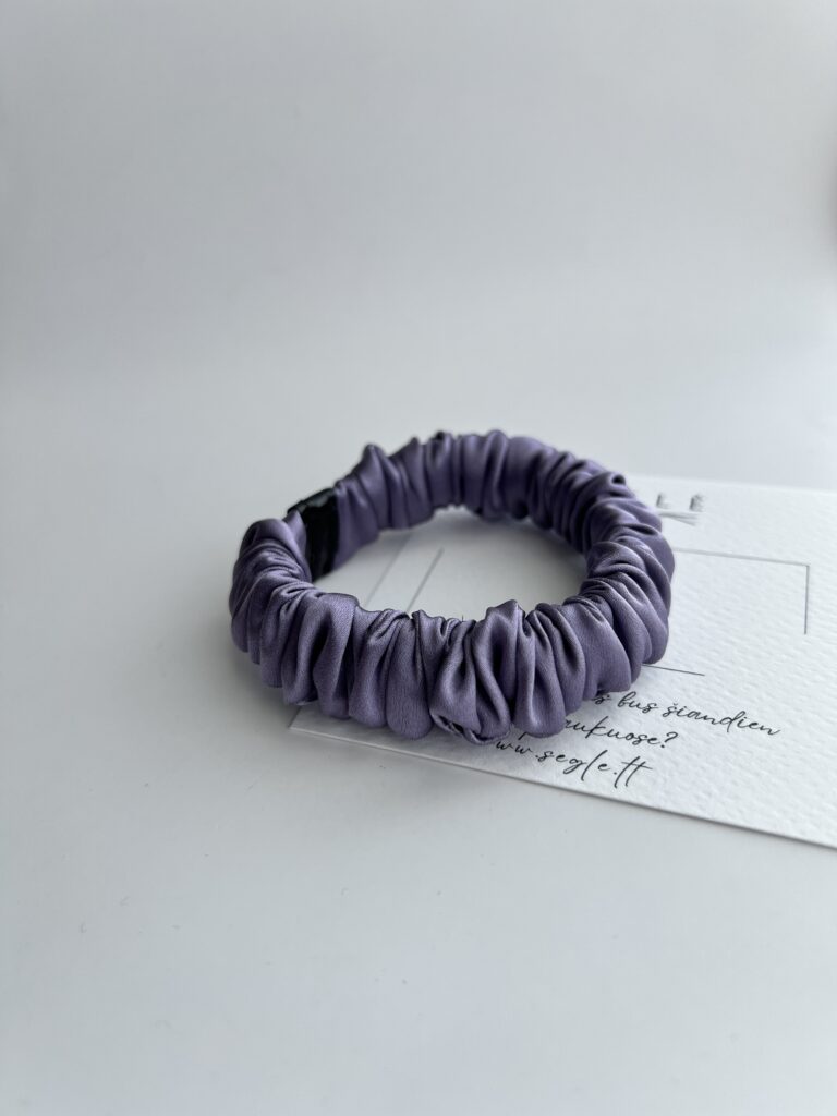 Natūralaus šilko levandų spalvos nedidelė plaukų gumytė baltame fone