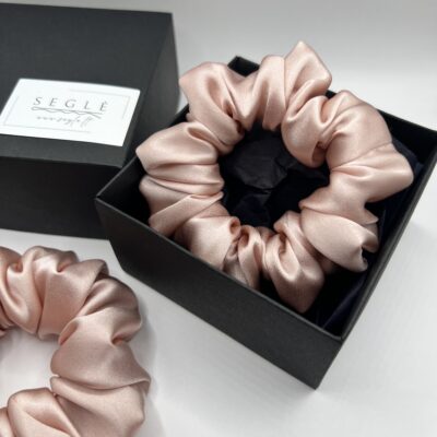 Rausvos spalvos šilkinė plaukų gumytė juodoje dėžutėje