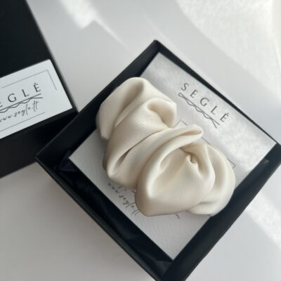 Perlo spalvos medžiaginis plaukų segtukas juodoje dėžutėje