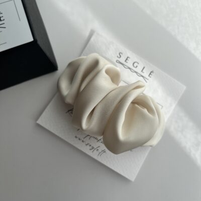 Perlo spalvos plaukų segtukas pagamintas iš poliesterio audinio