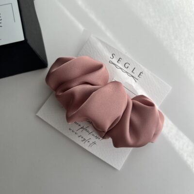 Rankų darbo plaukų segtukas rausvos spalvos