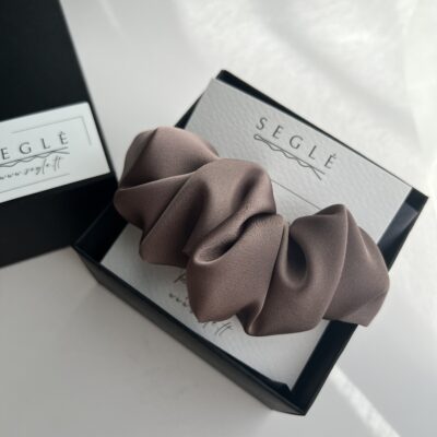 Plaukų segtukas mocha mousse spalvos. Segtukas juodoje dėžutėje pagamintas iš poliesterio audinio