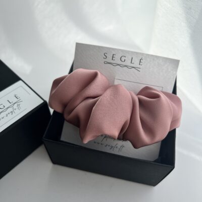 Rausvos spalvos plaukų segtukas kruasanas juodoje dėžutėje