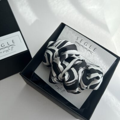 Juodos ir baltos spalvos plaukų segtukas juodoje dėžutėje