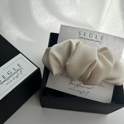 Perlo spalvos medžiaginis plaukų segtukas su metaliniu užsegimu