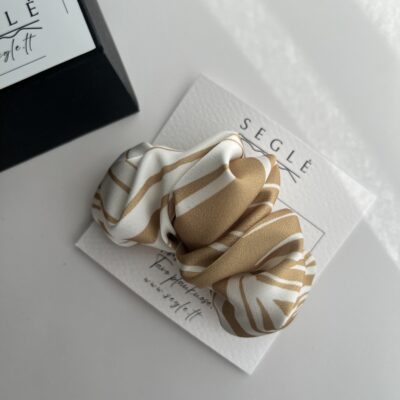 Baltos spalvos su aukso spalvos linijomis plaukų segtukas