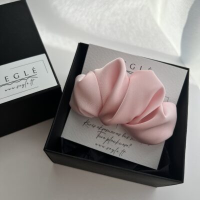 Šviesios rausvos spalvos rankų darbo plaukų segtukas juodoje dėžutėje