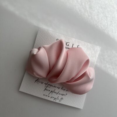 Plaukų segtukas pagamintas iš poliesterio audinio. segtukas šviesios rausvos spalvos