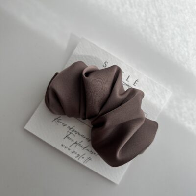 Plaukų segtukas, kuris savo dizainu panašus į kruasaną, segtukas mocha mousse spalvos