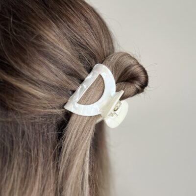 Susegta dalis plaukų su perlo spalvos plaukų segtuku žnyplėmis