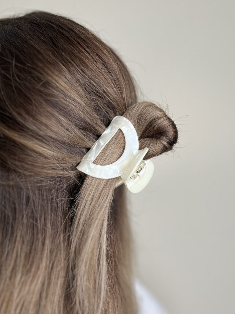 Susegta dalis plaukų su perlo spalvos plaukų segtuku žnyplėmis