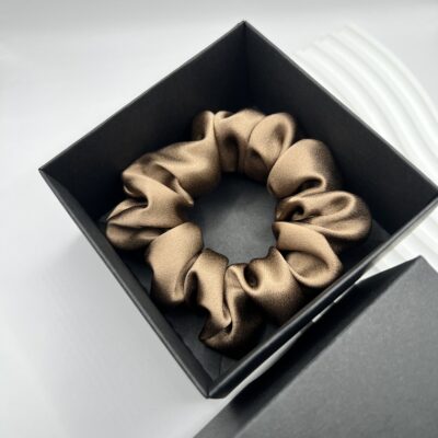 Pieniško šokolado spalvos šilkinė plaukų gumytė juodoje dėžutėje