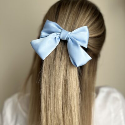 Susegta dalis plaukų su baby blue spalvos kaspinu segtuku