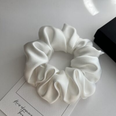 Baltos spalvos natūralaus šilko plaukų gumytė