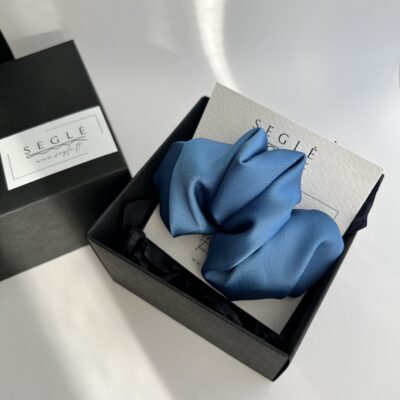 Prigesintos mėlynos spalvos plaukų segtukas kruasanas juodoje dėžutėje