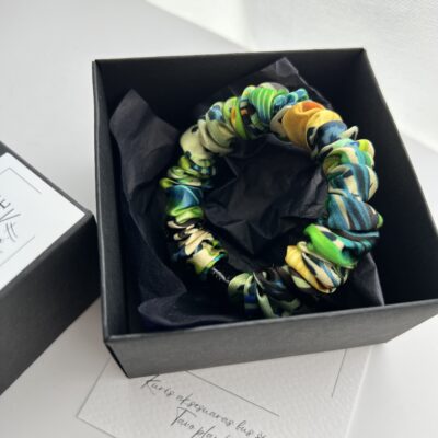 Šilkinė plaukų gumytė. Gumytė nedidelė marga žalių, melsvų ir gelsvų spalvų