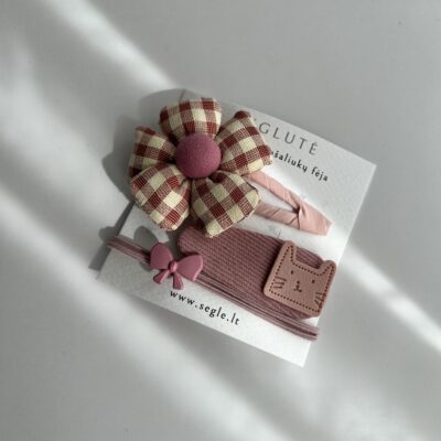 Rausvos saplvos plaukų segtukai mergaitėms. vienas segtukas su rausva languota gėle, o kitas su rausvu kačiuku