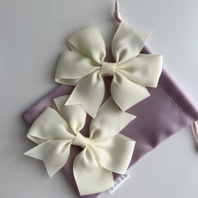 Kreminės spalvos kaspinai mergaitėms