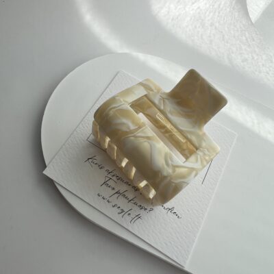 Šviesių kreminių spalvų plaukų segtukas žnyplės