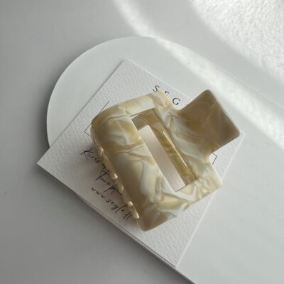 Kvadratinės formos plaukų segtukas žnyplės. Segtukas šviesių kreminių spalvų