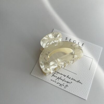 Perlo spalvos vidutinio dydžio plaukų segtukas žnyplės. Segtukas apvalesnis, lašo formos