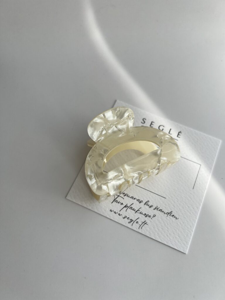 Perlo spalvos vidutinio dydžio plaukų segtukas žnyplės. Segtukas apvalesnis, lašo formos