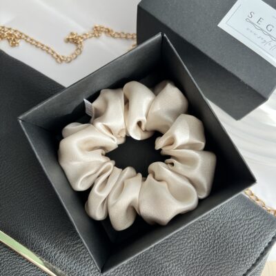 Dramblio kaulo spalvos šilkinė plaukų gumytė juodoje dėžutėje