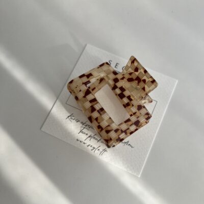 Kvadratinis segtukas, kurio pavirčius atrodo lyg smulkių langelių mozaika