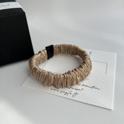 Siaura šilkinė plaukų gumytė. Gumytė kreminės, auksinės spalvos.