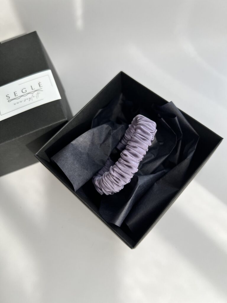 Siaura šilkinė plaukų gumytė LEVANDŲ PIEVA - Image 5