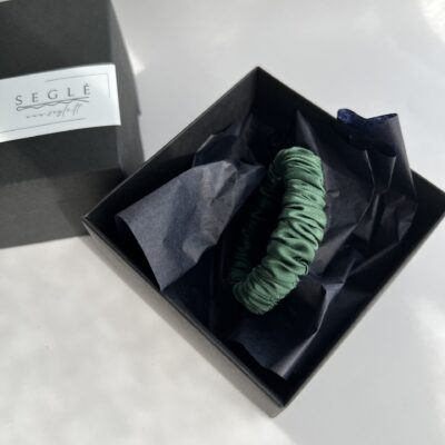 Siaura - mini, žalios spalvos šilkinė plaukų gumytė juodoje dėžutėje