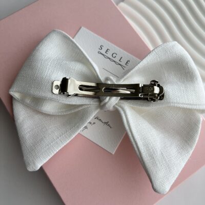 Baltas lininis kaspinas į plaukus. Kaspino užsegimas metalinis, sidabro spalvos