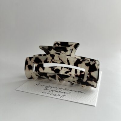 Kreminės spalvos su juodomis dėmelėmis plaukų segtukas žnyplės