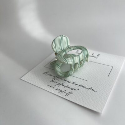 Nedidelis žalios spalvos su baltomis linijomis plaukų segtukas žnyplės