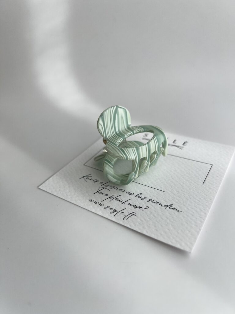 Nedidelis žalios spalvos su baltomis linijomis plaukų segtukas žnyplės