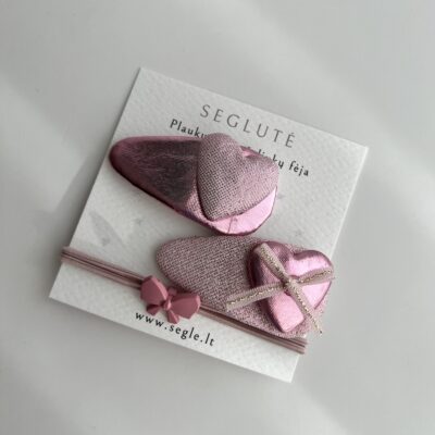 Rausvi plaukų segtukai su širdelėmis mergaitėms. segtukai ant baltos kortelės