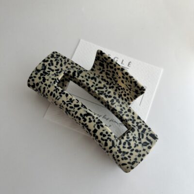 Kreminės spalvos su juodais taškeliais plaukų segtukas žnyplės