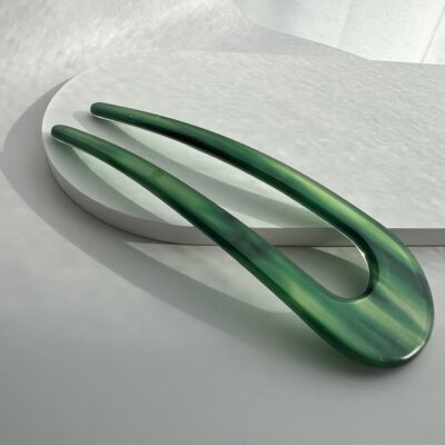 Žalios spalvos u formos plaukų smeigtukas kuodui