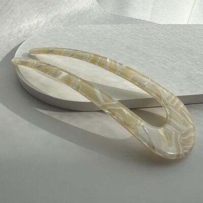 U formos smeigtukas plaukams. Smeigtukas baltų ir gelsvų spalvų