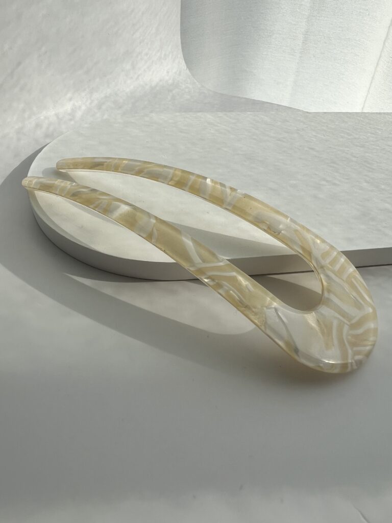 U formos smeigtukas plaukams. Smeigtukas baltų ir gelsvų spalvų