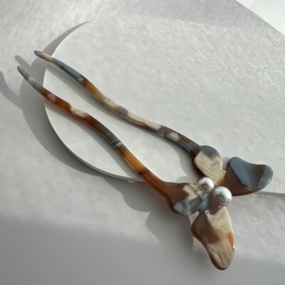 Smeigtukas plaukams dekoruotas drugeliu. Smeigtukas rudų, baltų ir melsvų spalvų