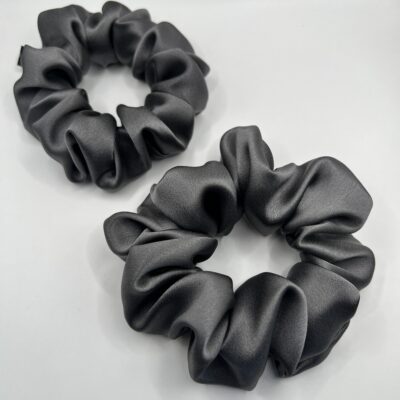 natūralaus šilko klasikinės pilkos spalvos dviejų dydžių plaukų gumytės baltame fone