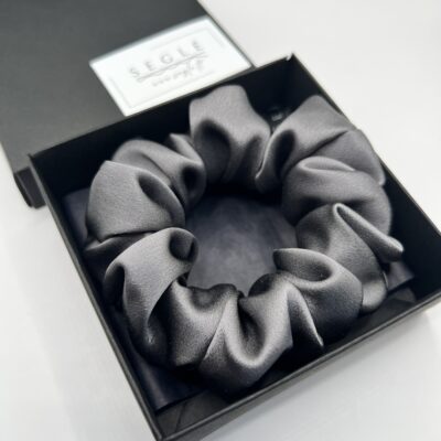 Klasikinės pilkos spalvos natūralaus šilko plaukų gumytė juodoje dėžutėje