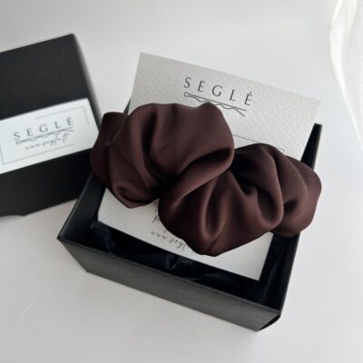 tamsaus šokolado spalvos plaukų segtukas juodoje dėžutėje