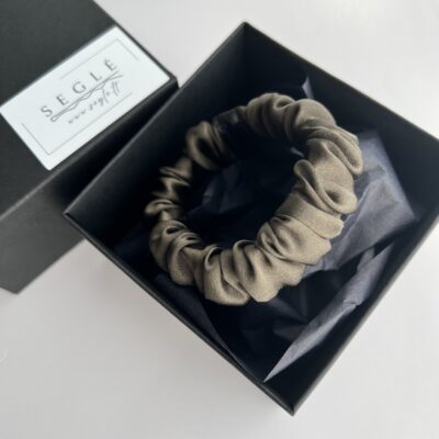 Nedidelė, tamsiai rudos spalvos su chaki atspalviu natūralaus šilko plaukų gumytė juodoje dėžutėje