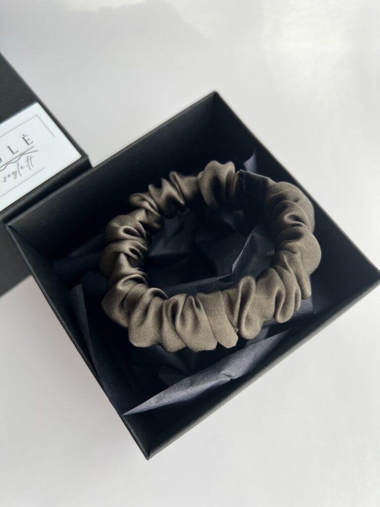 Nedidelė tamsiai ruda su chaki atspalviu šilkinė plaukų gumytė - Image 4