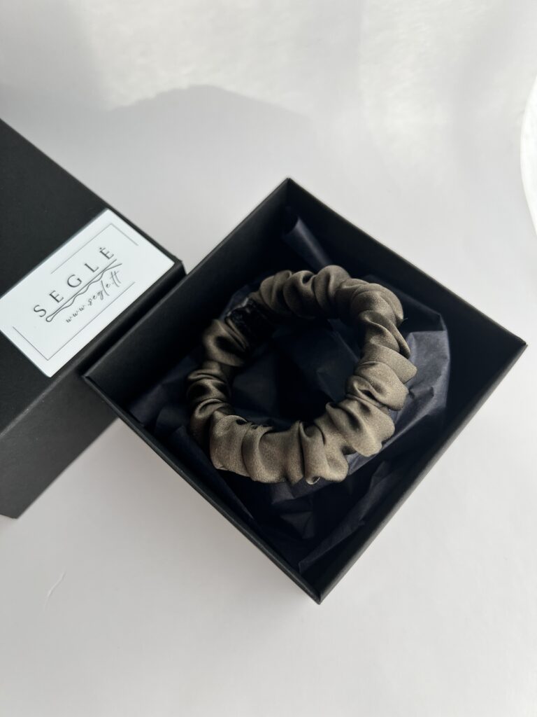 Nedidelė tamsiai ruda su chaki atspalviu šilkinė plaukų gumytė - Image 2